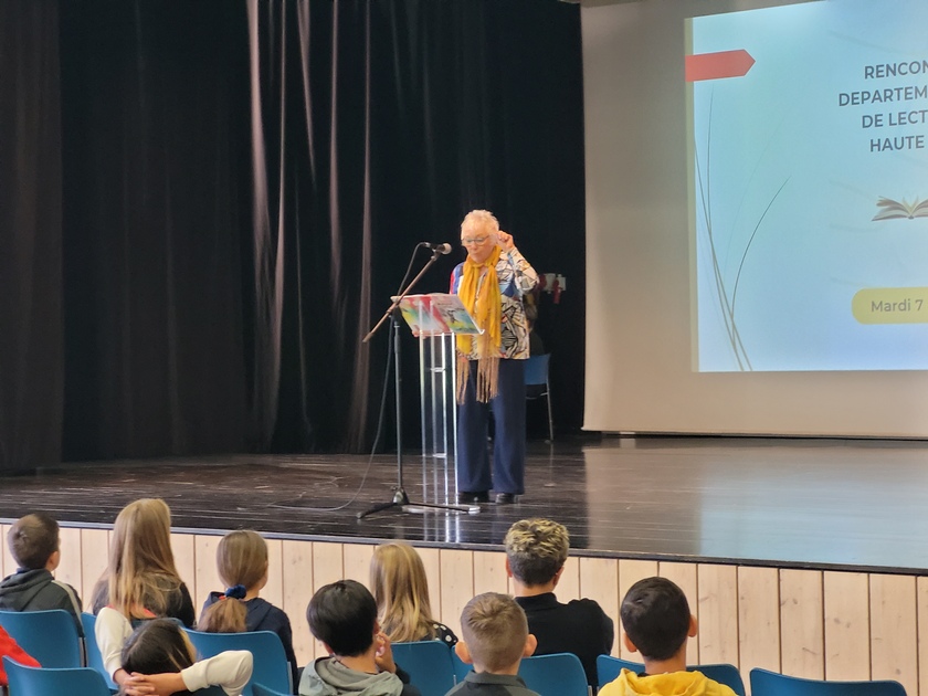 Madame Clément lit un des ses ouvrages