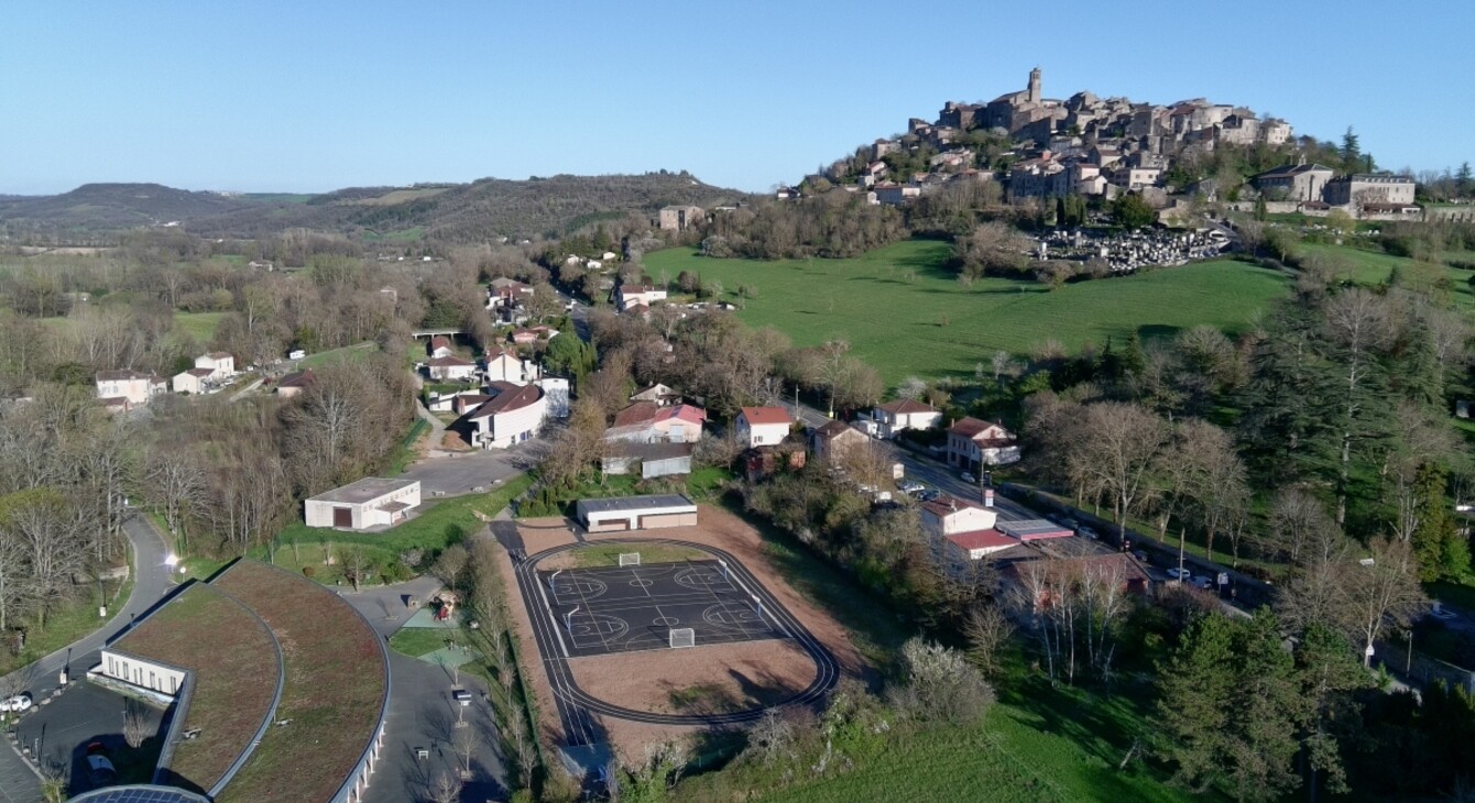 Vue aérienne collège et village